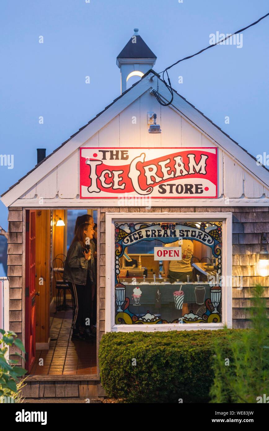 United States, New England, Massachusetts, Cape Ann, Rockport, Rockport Harbor, Bearskin Neck, magasin de crème glacée, dusk Banque D'Images