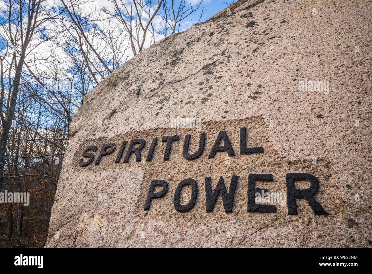 United States, New England, Massachusetts, Cape Ann, Gloucester, Dogtown roches, pierres sculptées de dire d'inspiration dans les années 1920, maintenant dans un parc public, le pouvoir spirituel Banque D'Images