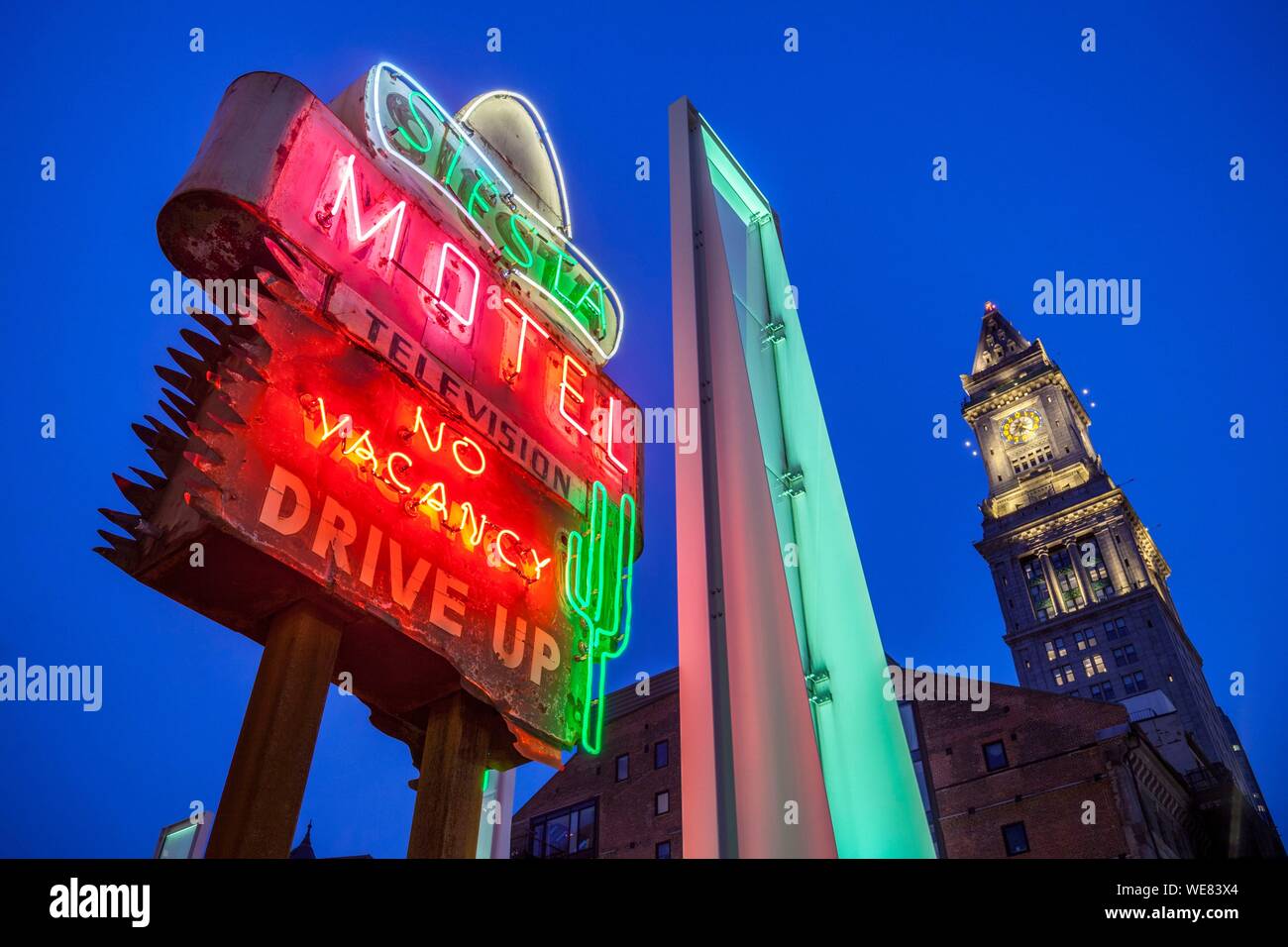 United States, New England, Massachusetts, Boston, meubles anciens néons le long de la Voie verte, au crépuscule Banque D'Images