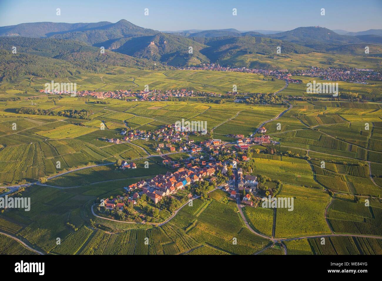 France, Alsace, Ribeauvillé, sur la route des vins (vue aérienne) Banque D'Images