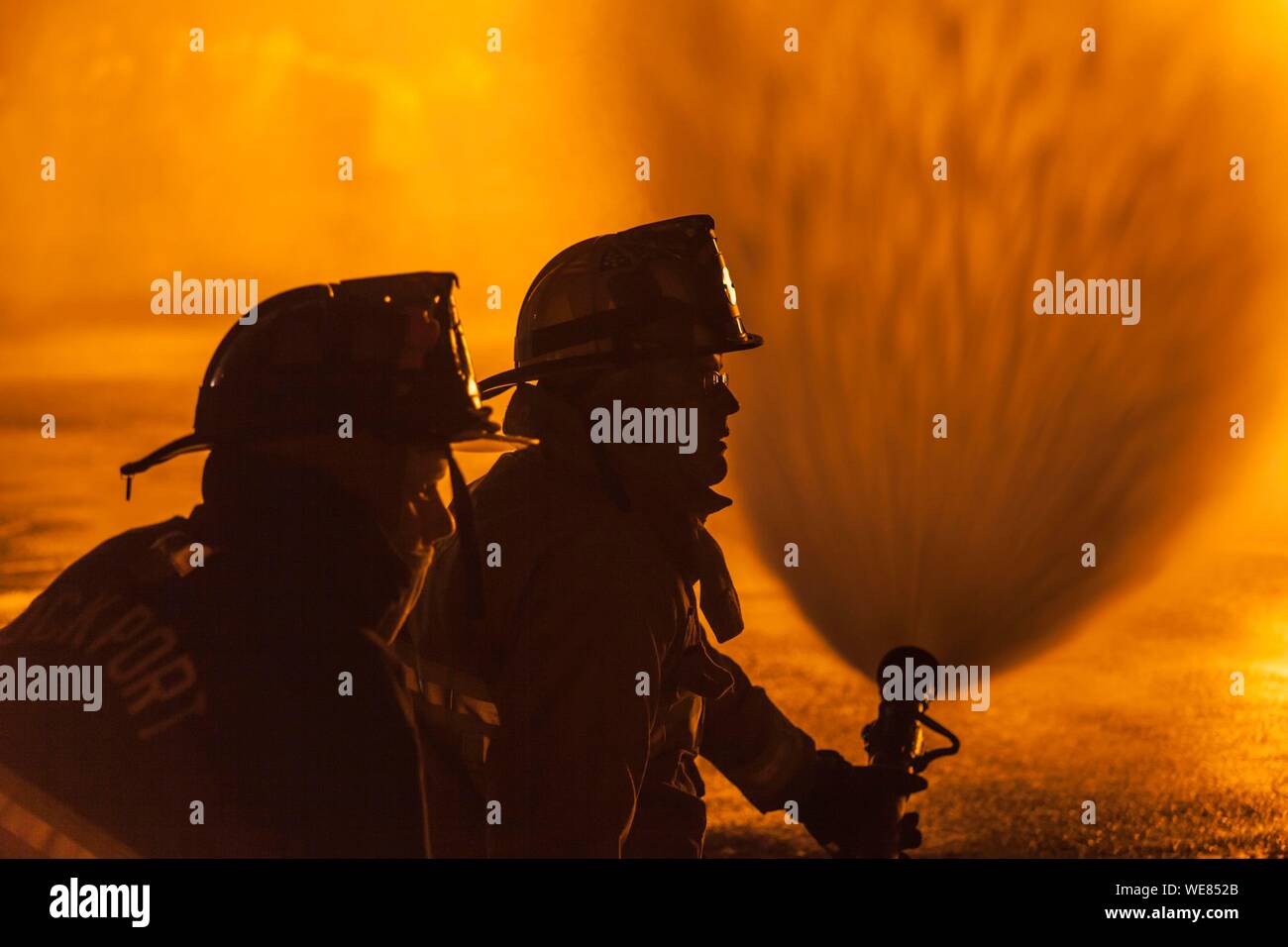 United States, New England, Massachusetts, Cape Ann, Rockport Rockport, Parade du 4 juillet, les pompiers de silhouettes par bonfire Banque D'Images