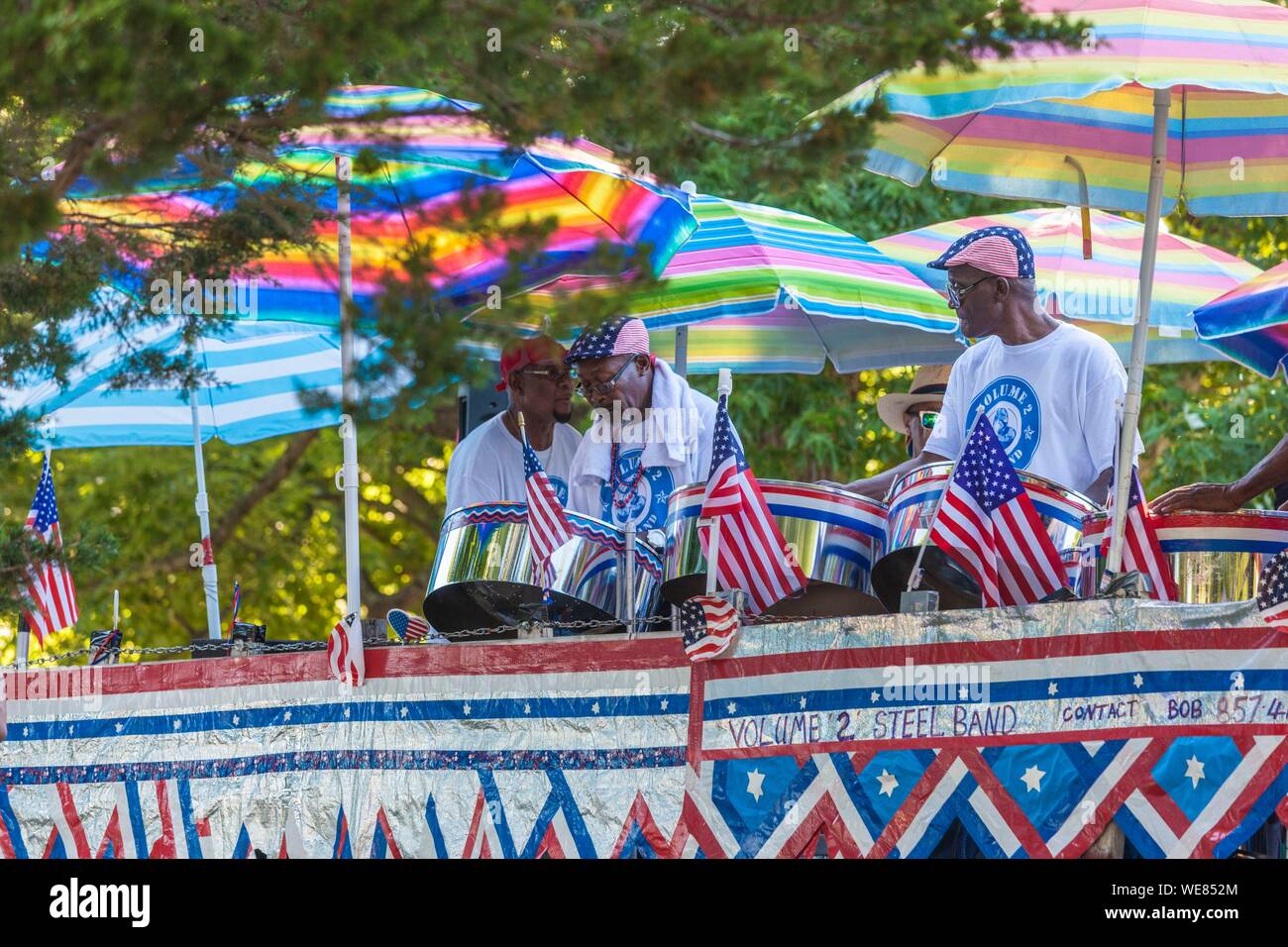 United States, New England, Massachusetts, Cape Ann, Rockport Rockport, quatrième de juillet, parade de tambours d'acier des Caraïbes Banque D'Images