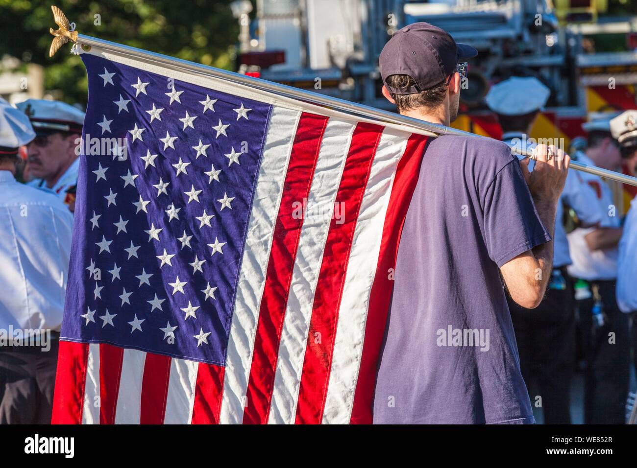 United States, New England, Massachusetts, Cape Ann, Rockport Rockport, quatrième de juillet Parade, young man with US flag Banque D'Images