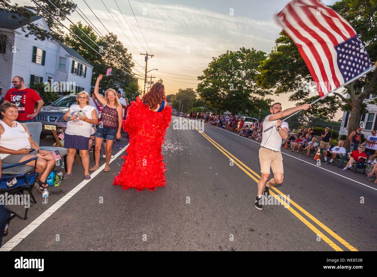 United States, New England, Massachusetts, Cape Ann, Gloucester, Gloucester horribles défilé traditionnel, le 3 juillet, l'homme marchant avec US flag Banque D'Images