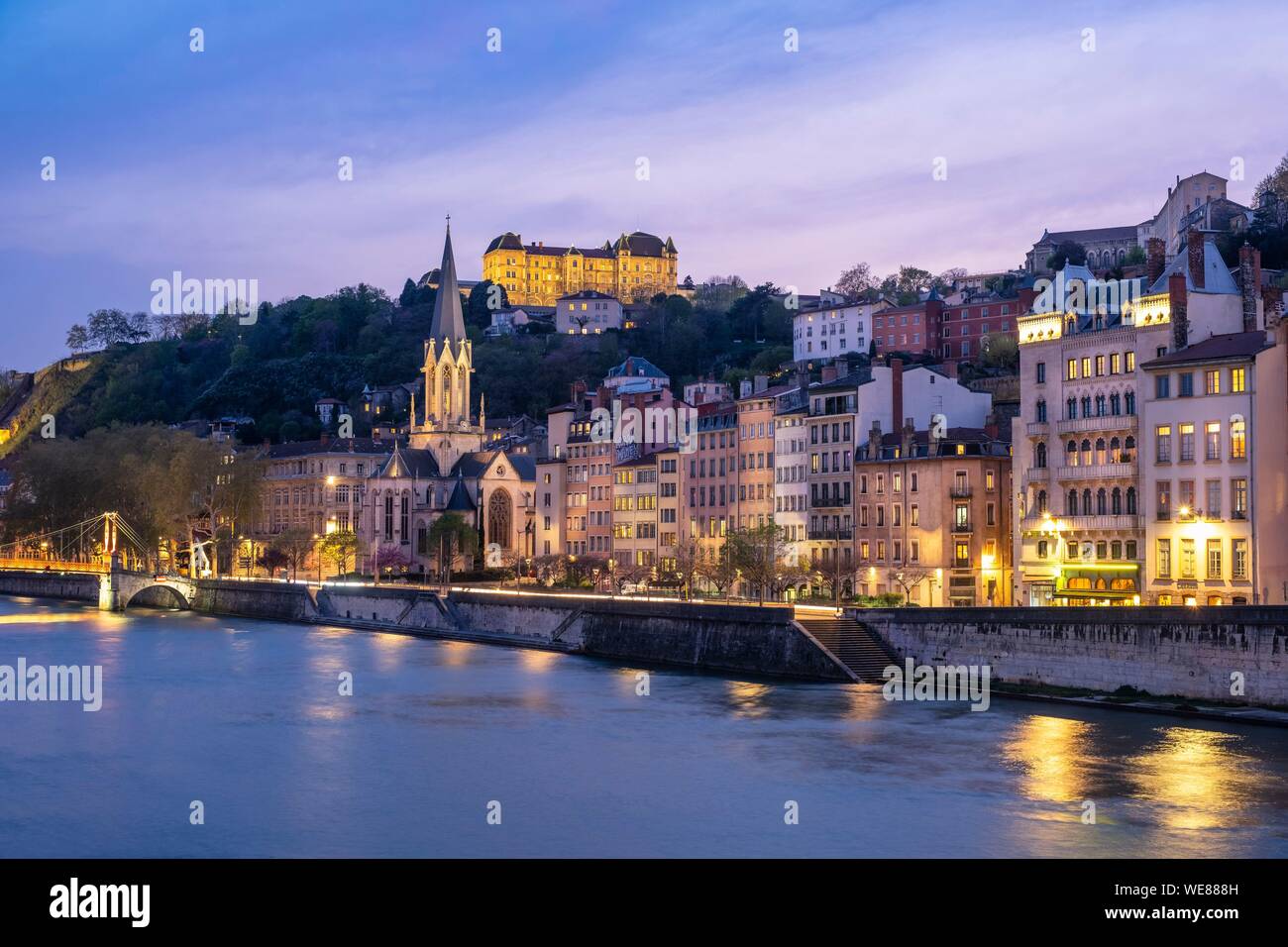 France, Rhône, Lyon, quartier historique classé au Patrimoine Mondial de l'UNESCO, le Vieux Lyon, Quai Fulchiron sur les berges de la Saône, Saint Georges et de l'église Saint-Just College sur la colline de Fourvière Banque D'Images