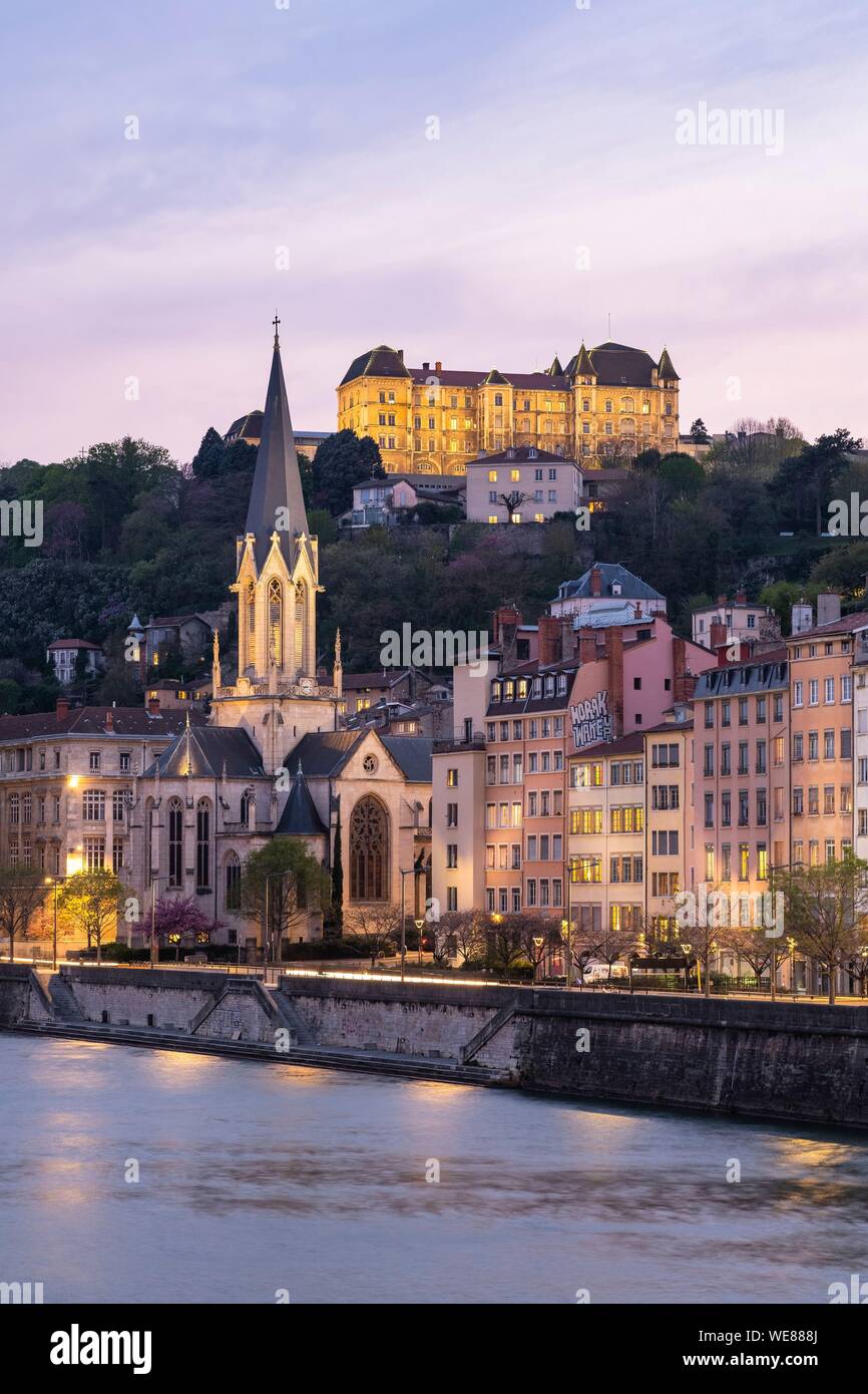 France, Rhône, Lyon, quartier historique classé au Patrimoine Mondial de l'UNESCO, le Vieux Lyon, Quai Fulchiron sur les berges de la Saône, Saint Georges et de l'église Saint-Just College sur la colline de Fourvière Banque D'Images