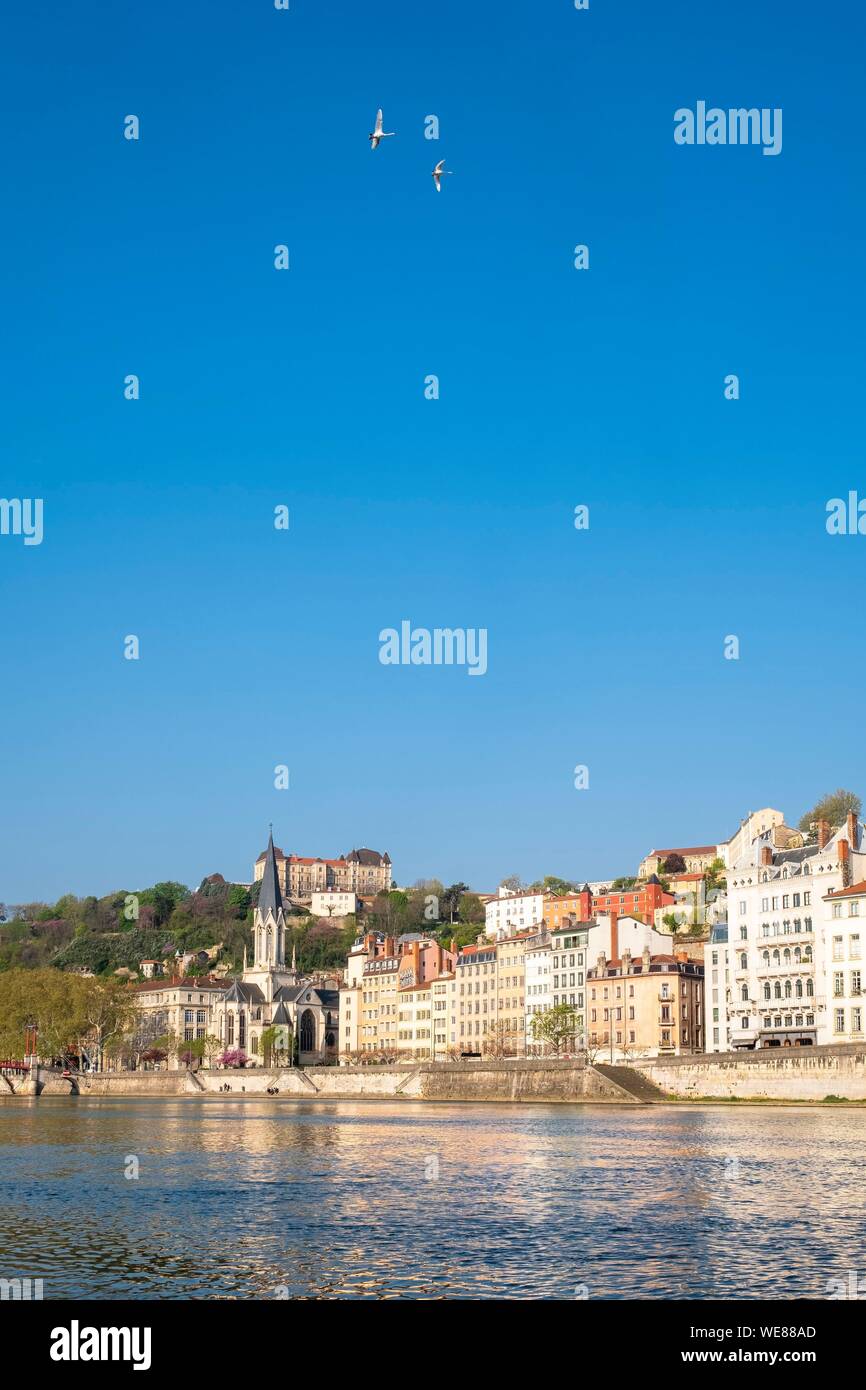 France, Rhône, Lyon, quartier historique classé au Patrimoine Mondial de l'UNESCO, le Vieux Lyon, Quai Fulchiron sur les berges de la Saône, Saint Georges et de l'église Saint-Just College sur la colline de Fourvière Banque D'Images