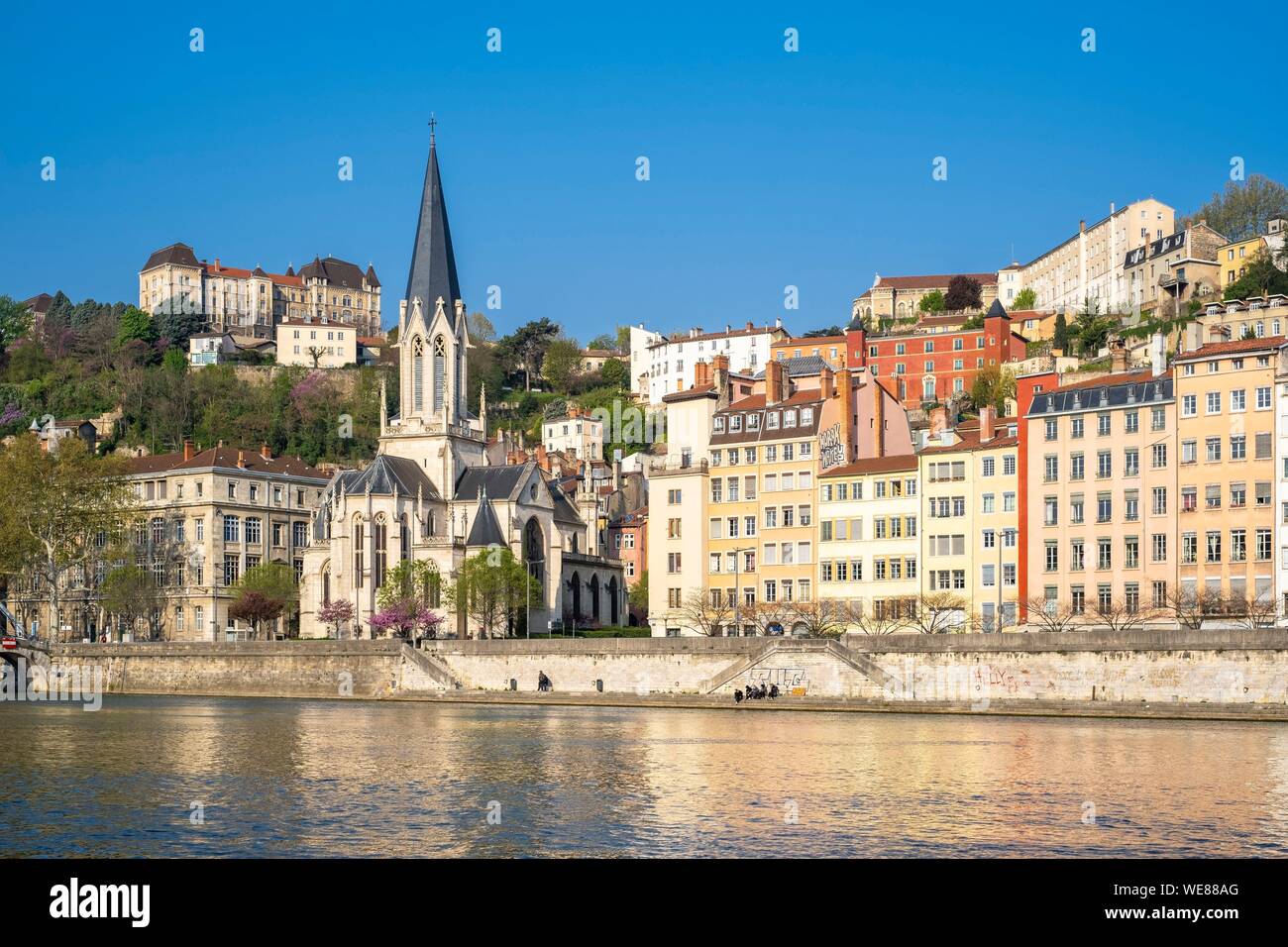 France, Rhône, Lyon, quartier historique classé au Patrimoine Mondial de l'UNESCO, le Vieux Lyon, Quai Fulchiron sur les berges de la Saône, Saint Georges et de l'église Saint-Just College sur la colline de Fourvière Banque D'Images