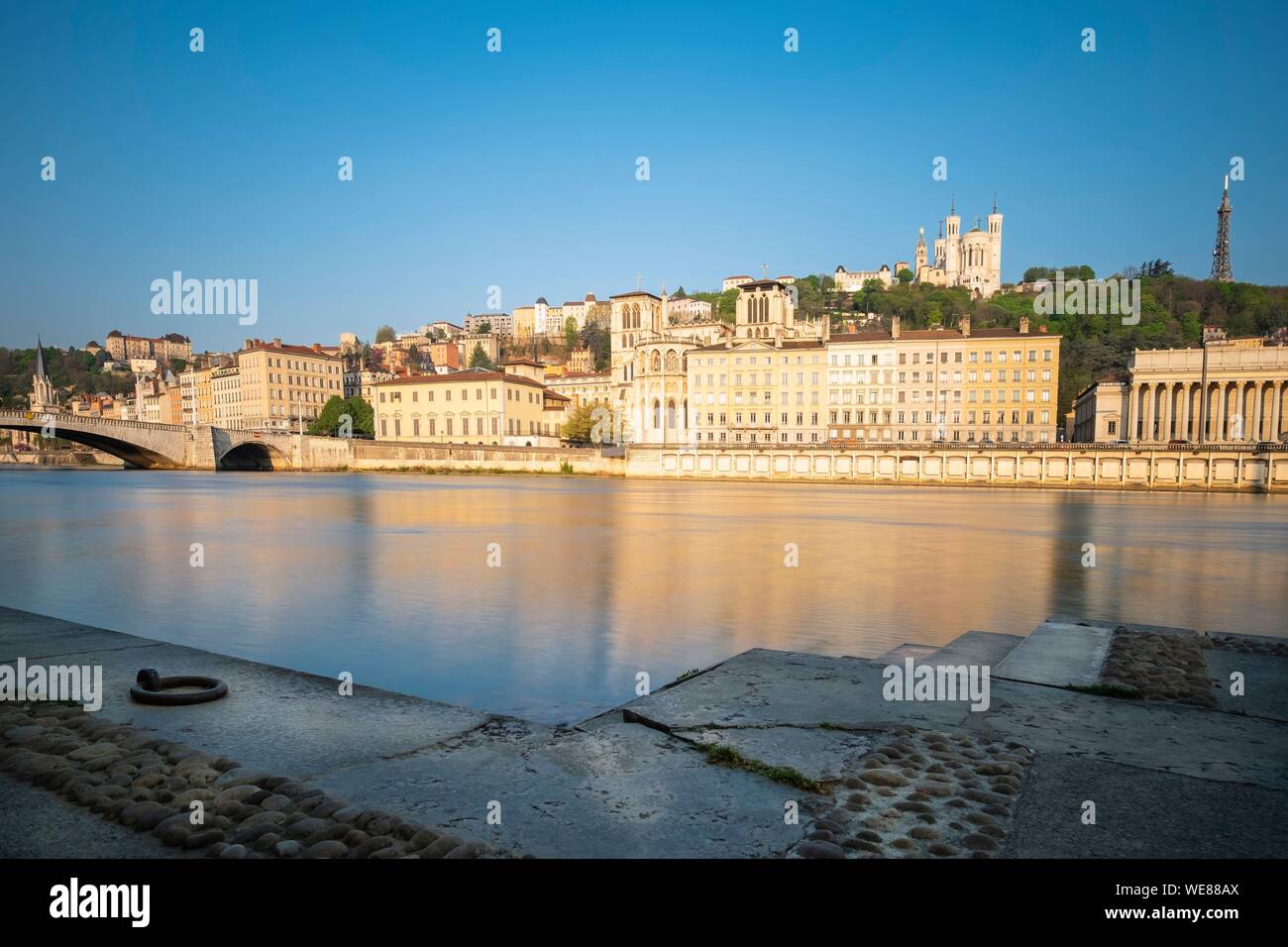 France, Rhône, Lyon, quartier historique classé au Patrimoine Mondial de l'UNESCO, le Vieux Lyon, les berges de la Saône, la cathédrale Saint-Jean et la basilique Notre-Dame de Fourvière à l'arrière-plan Banque D'Images