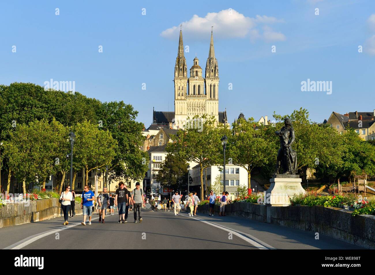 France, Maine et Loire, Angers, statue Beaurepaire sur Verdun pont sur la rivière Maine et la cathédrale Saint Maurice Banque D'Images