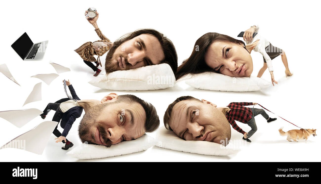 Laissez-moi dormir 5 minutes de plus. Grosses Têtes sur des petits corps couché sur l'oreiller. Les gens ne peuvent pas se réveiller et de promener le chien ou de travail. Maux de tête et pas réveillé. Affaires, travailler, se dépêchant vers le haut, les délais. Collage. Banque D'Images