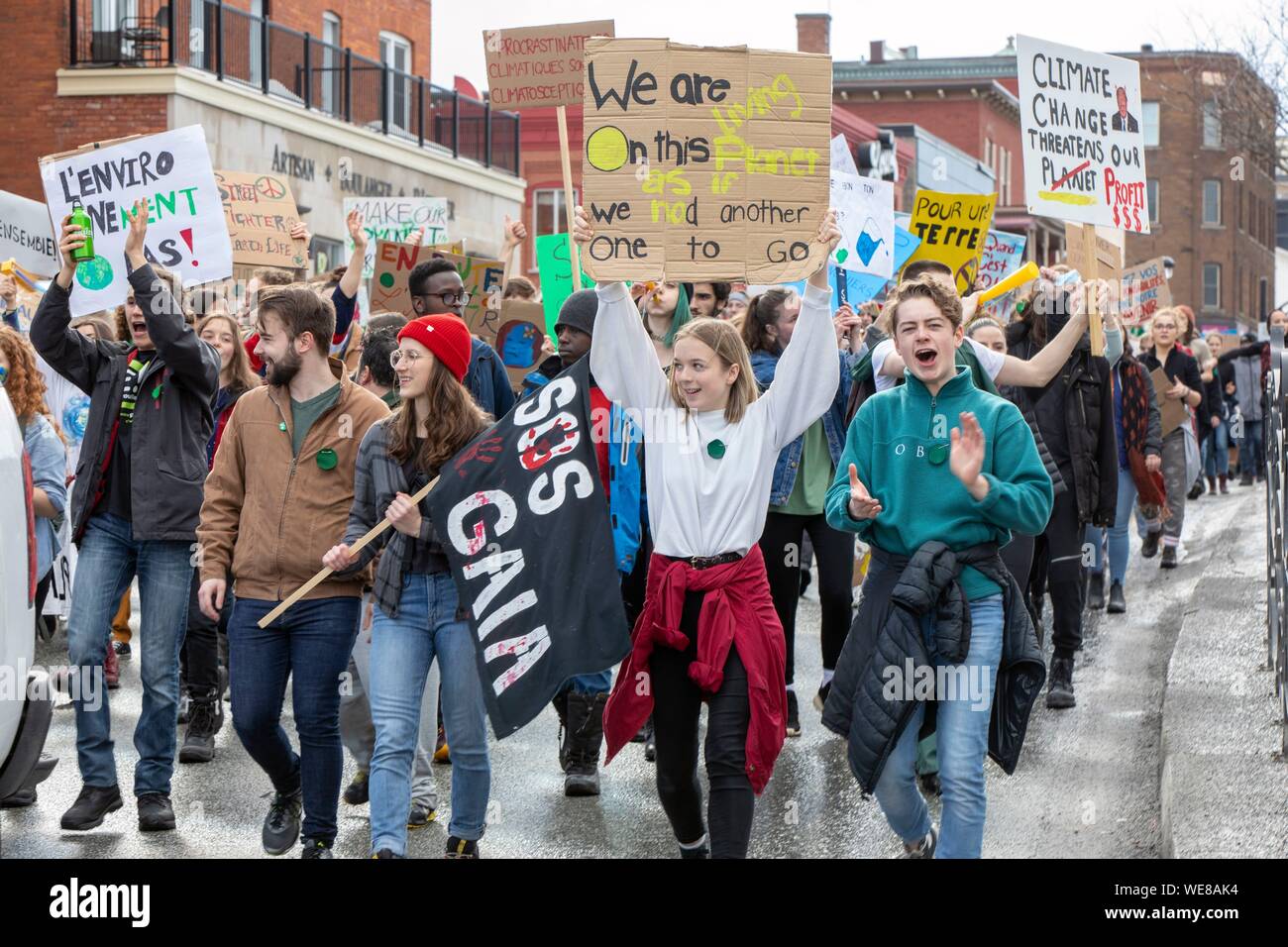 Canada, Québec, province ou région Cantons de l'Estrie, la Ville de Sherbrooke, la démonstration d'élèves et les élèves du secondaire, la grande marche des jeunes pour sauver la planète Banque D'Images