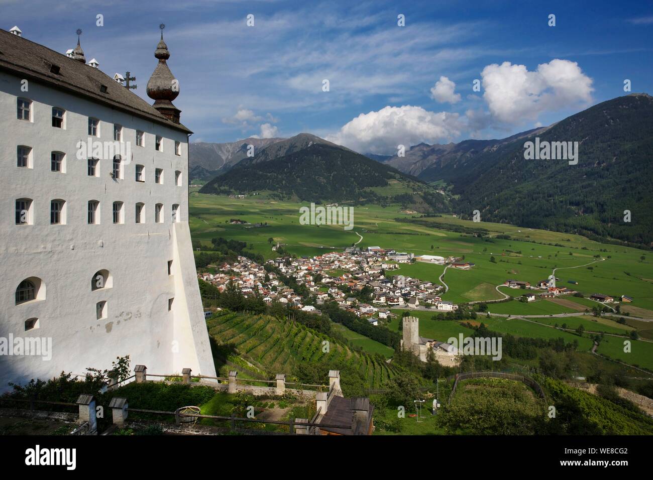 Italie, province autonome de Bolzano, Val Venosta, abbaye de Marienberg perché sur le flanc d'une montagne et surplombant une vallée verte et le village de Burgusio Banque D'Images