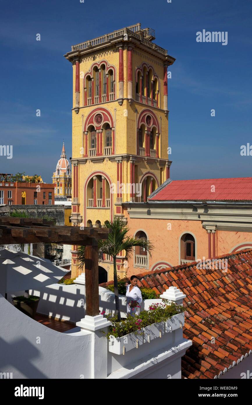 La Colombie, Département de Bolivar, Carthagène, inscrite au patrimoine mondial de l'UNESCO, les toits de la Casa San Agustin colonial boutique-hôtel avec vue sur la tour de style mauresque de l'Université de Carthagène, campus de San Agustin Banque D'Images