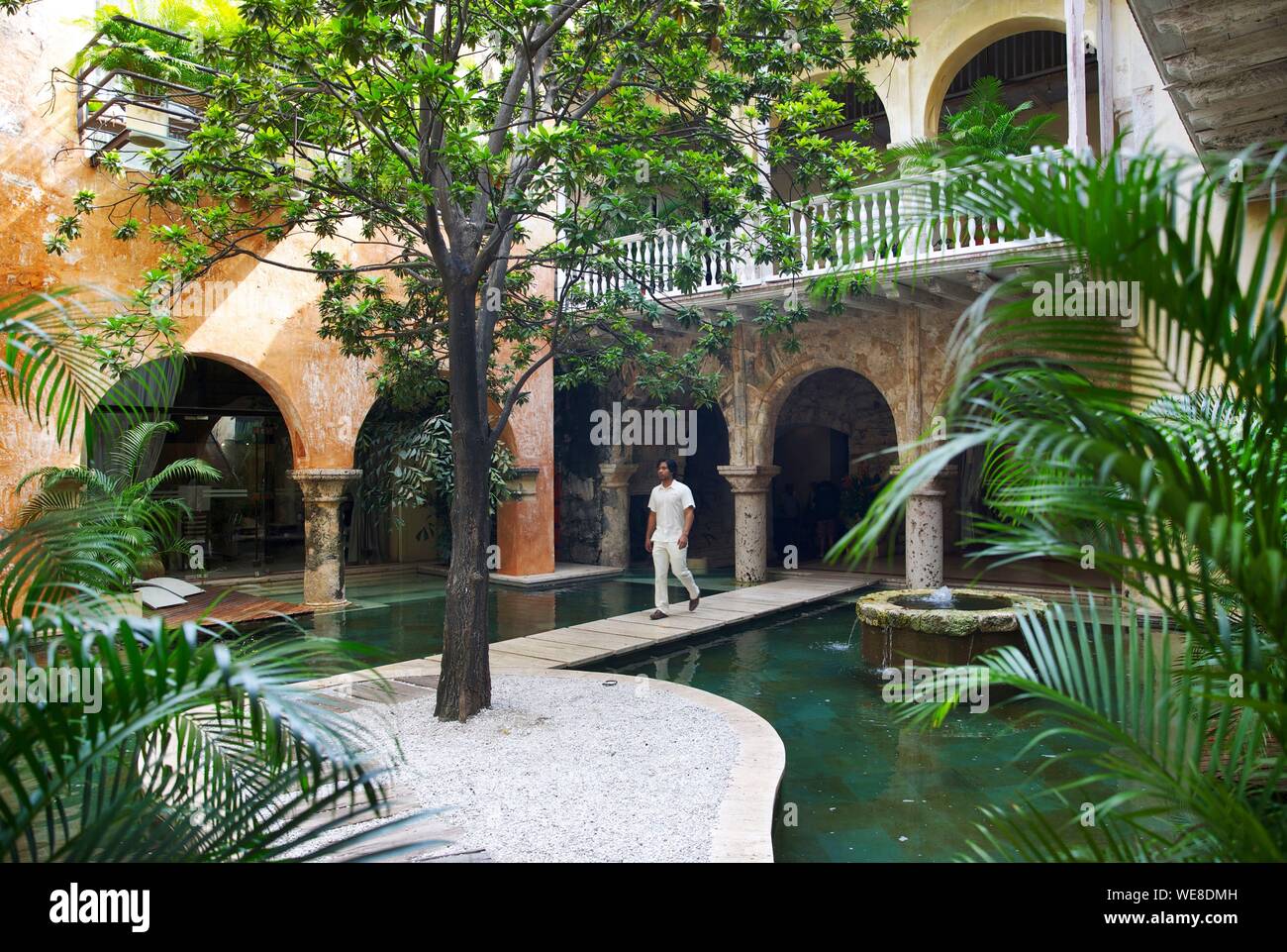 La Colombie, Département de Bolivar, Carthagène, inscrite au Patrimoine Mondial de l'UNESCO, patio de l'hôtel colonial Casa Pombo Banque D'Images