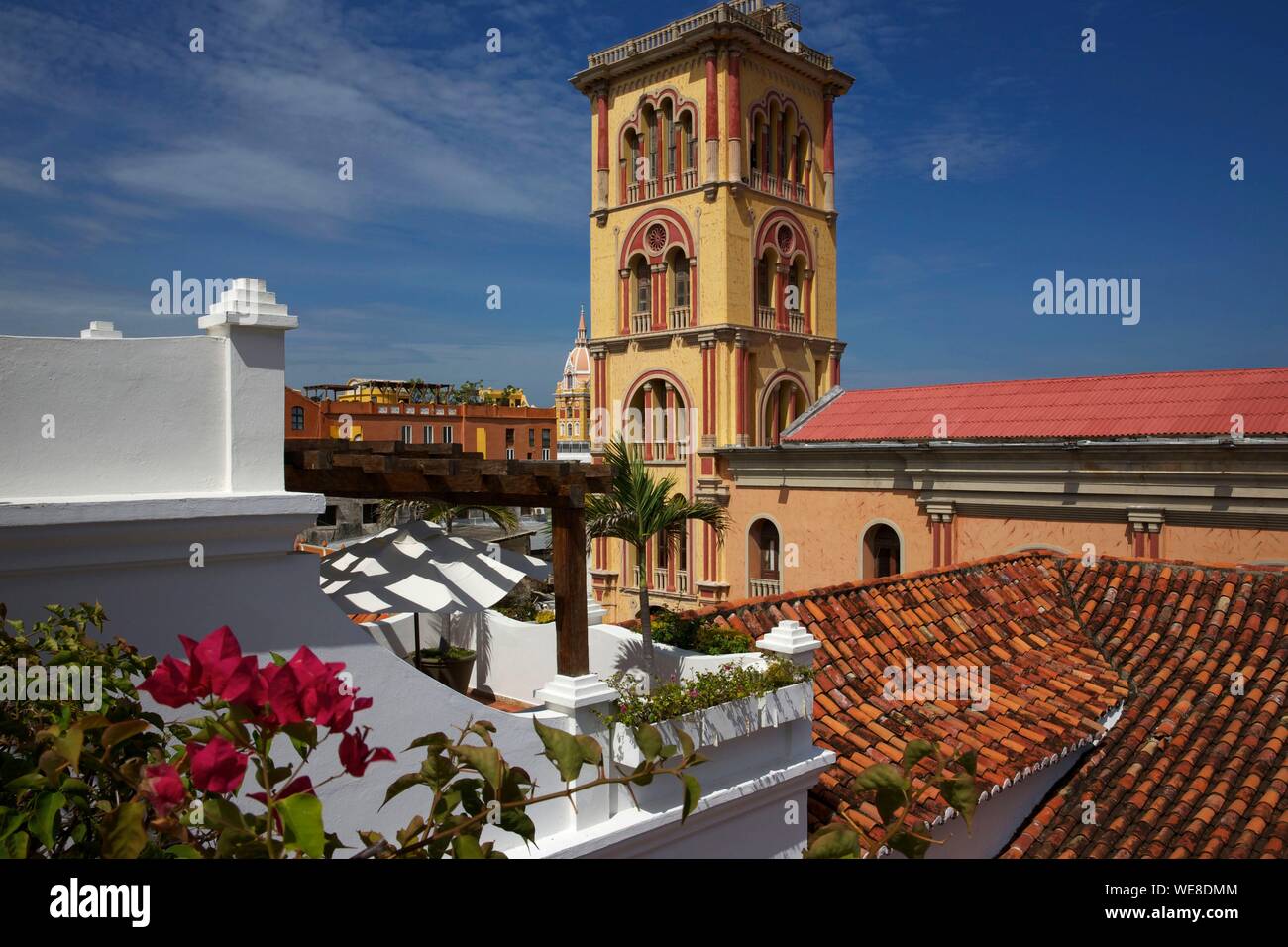 La Colombie, Département de Bolivar, Carthagène, inscrite au patrimoine mondial de l'UNESCO, les toits de la Casa San Agustin colonial boutique-hôtel avec vue sur la tour de style mauresque de l'Université de Carthagène, campus de San Agustin Banque D'Images