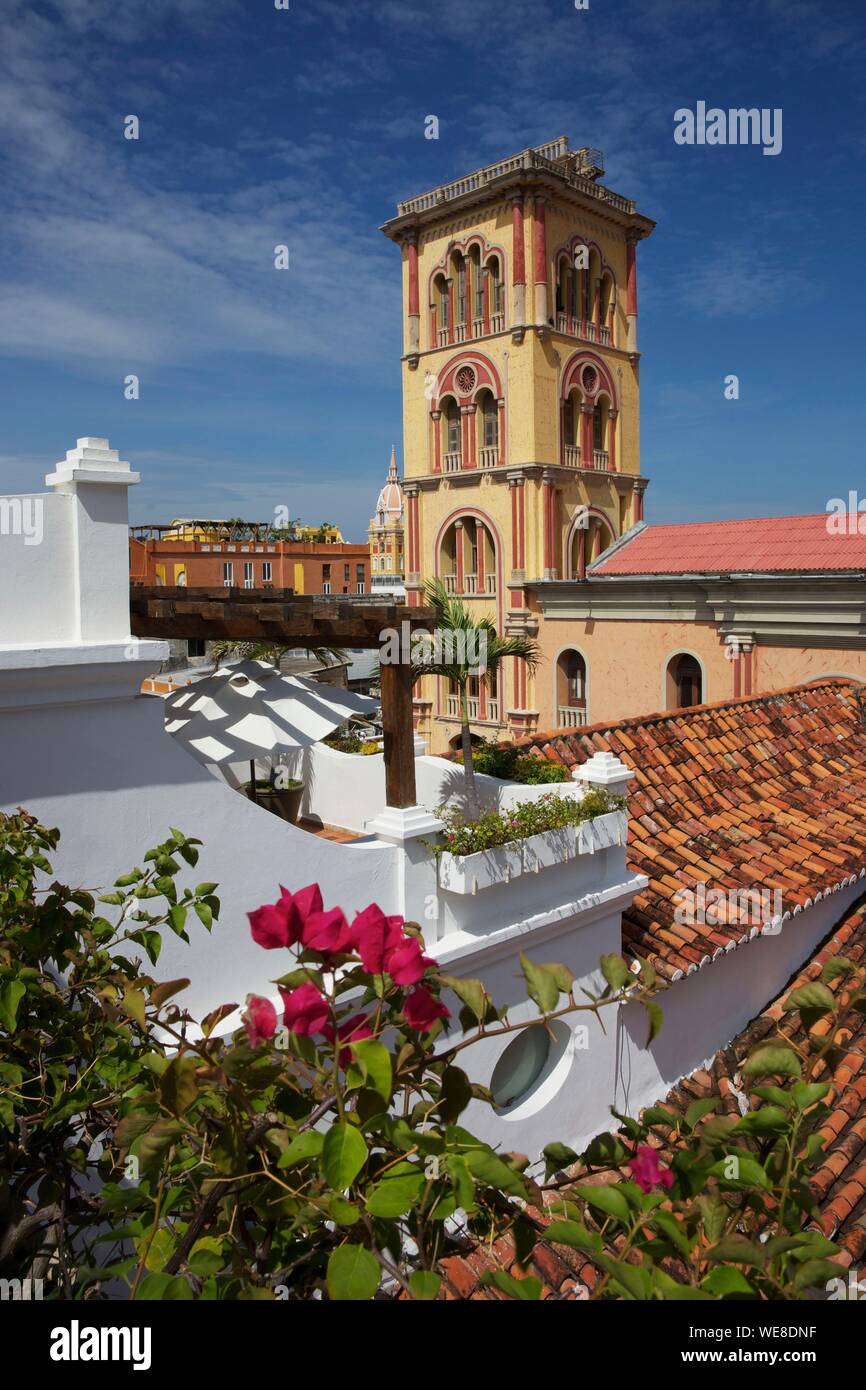 La Colombie, Département de Bolivar, Carthagène, inscrite au Patrimoine Mondial de l'UNESCO, les toits de l'hôtel Casa San Agustin colonial surplombant la tour de style mauresque de l'Université de Cartagena San Agustin campus Banque D'Images