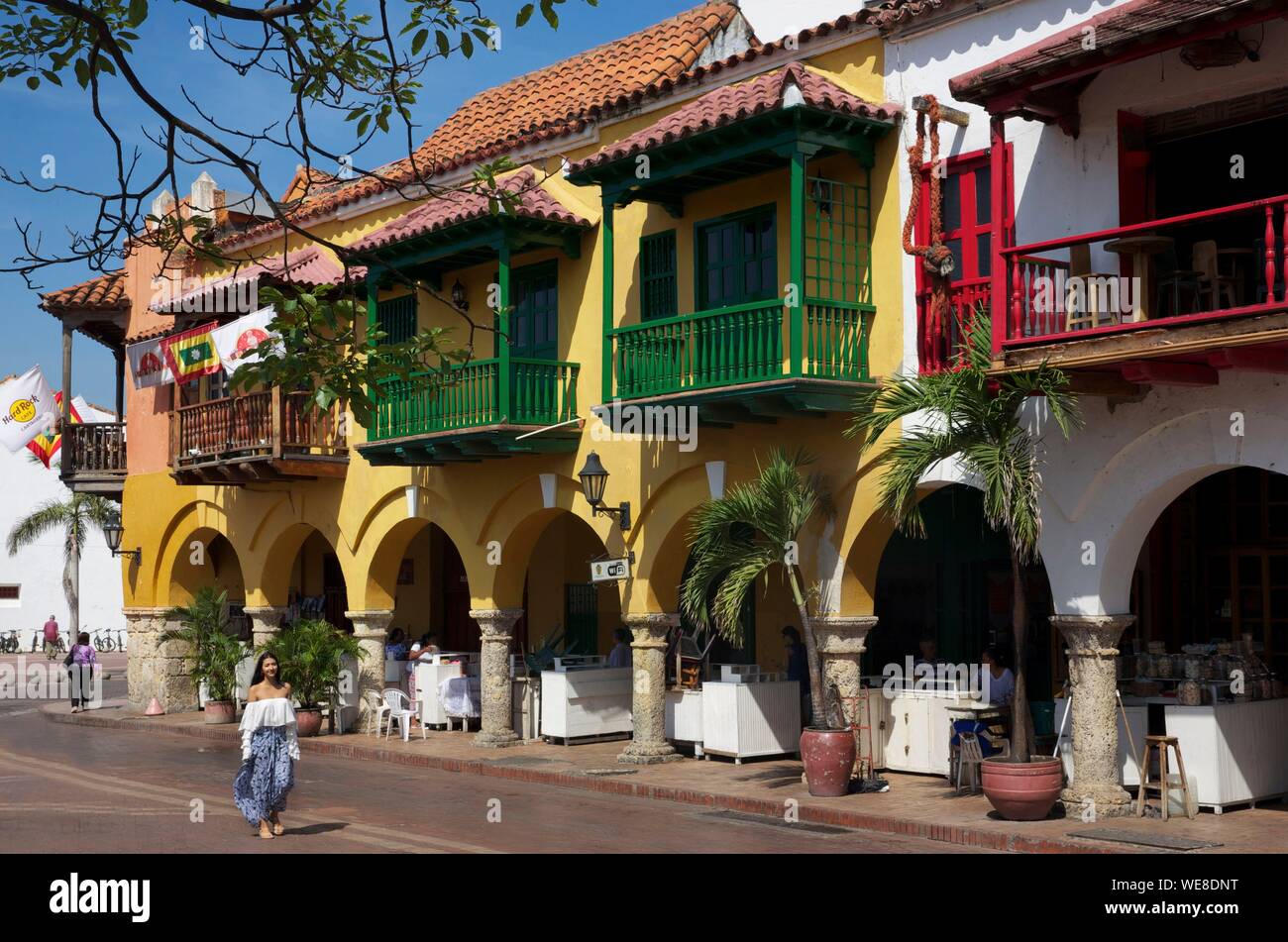 La Colombie, Département de Bolivar, Carthagène, inscrite au patrimoine mondial de l'UNESCO, colonnade maisons coloniales à Plaza de Aduana Banque D'Images