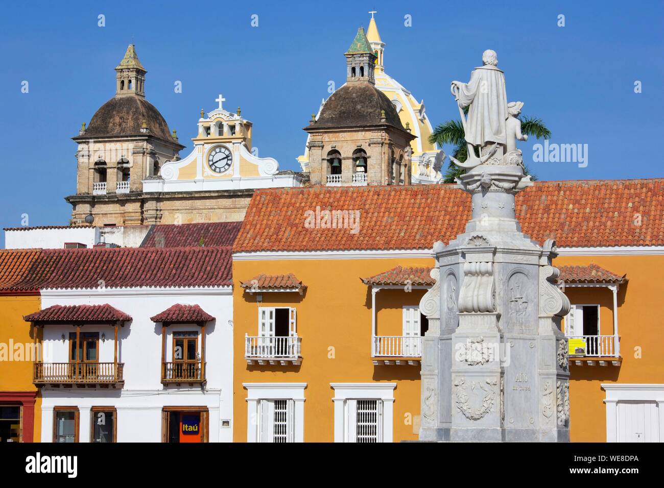La Colombie, Département de Bolivar, Carthagène, inscrite au patrimoine mondial de l'UNESCO, colonial façades de la Plaza de San Pedro Claver situé dans la vieille ville Banque D'Images