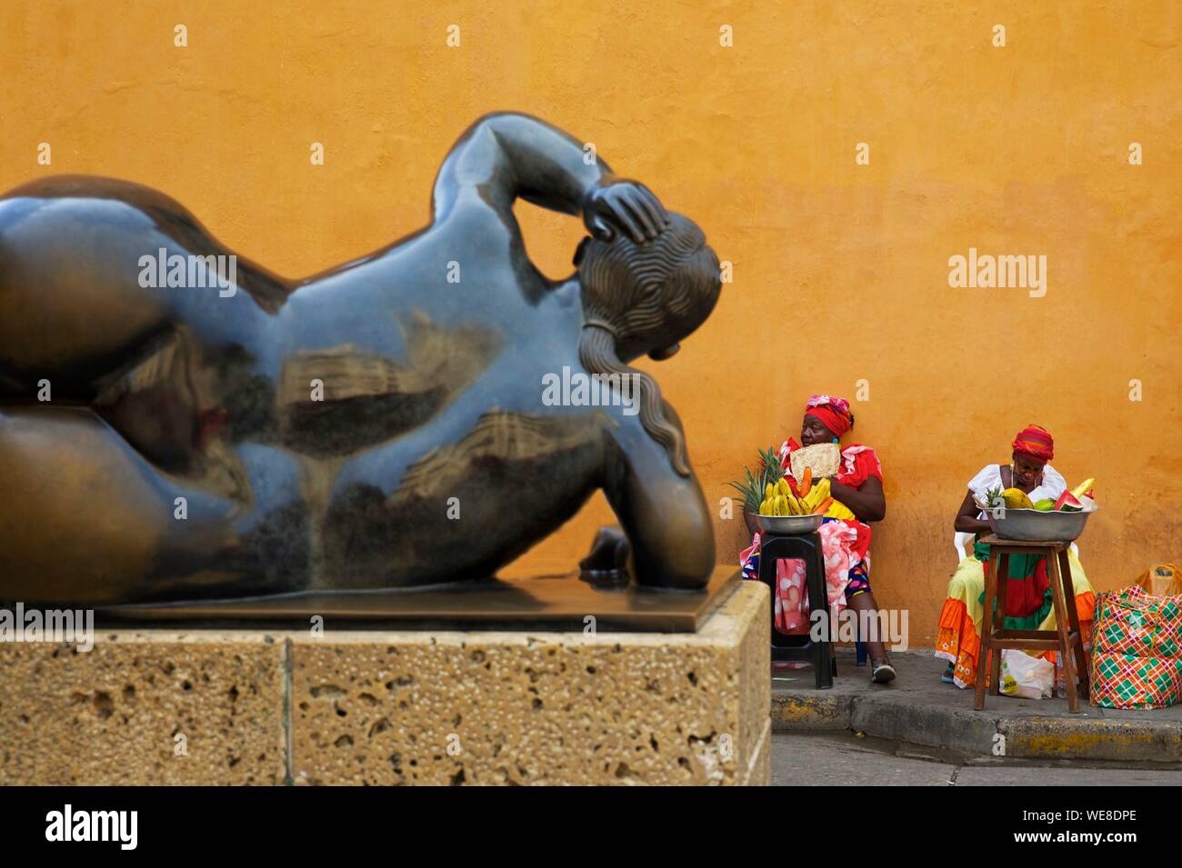 La Colombie, Département de Bolivar, Carthagène, inscrite au patrimoine mondial de l'UNESCO, place Santo Domingo, vendeurs de fruits en face d'une sculpture de Botero Banque D'Images
