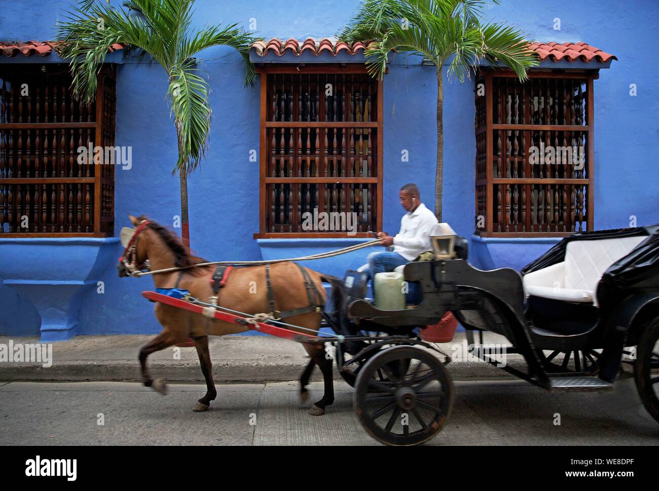 La Colombie, Département de Bolivar, Carthagène, inscrite au patrimoine mondial de l'UNESCO, le transport en face d'une maison coloniale de la vieille ville Banque D'Images