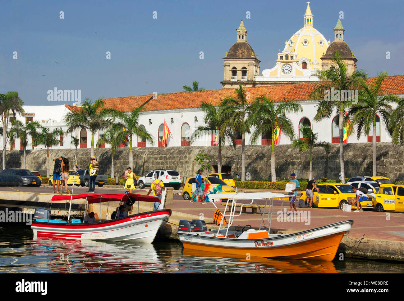 La Colombie, Département de Bolivar, Carthagène, inscrite au patrimoine mondial de l'UNESCO, les bateaux de plaisance dans le port avec les toits de l'église de San Pedro Claver en arrière-plan Banque D'Images