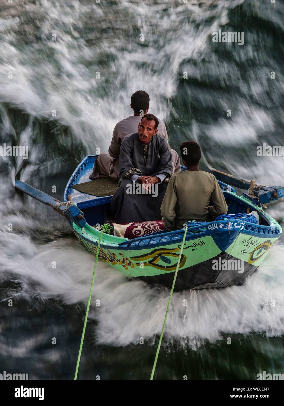 L'Égypte, de la Haute Égypte, vallée du Nil, à Kom Ombo, un bateau de commerçants qui attacher avec les bateaux de croisière qui naviguent sur le Nil afin de vendre des produits en coton pour les touristes Banque D'Images