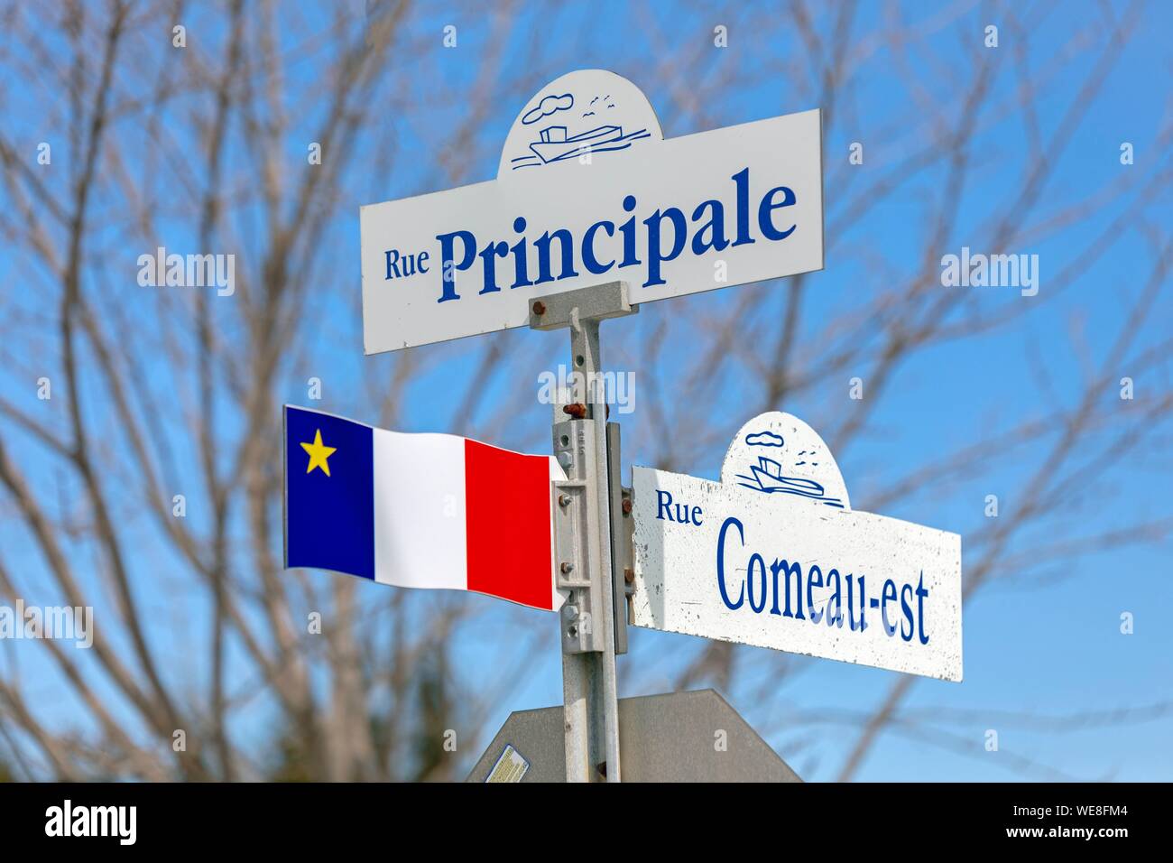 Canada, Province du Nouveau-Brunswick, la région Chaleur, rue française signe avec drapeau acadien Banque D'Images