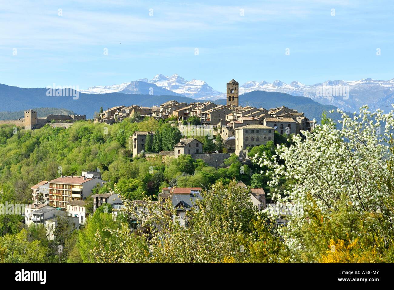 Espagne, Aragon, province de Huesca, Pirineos Ainsa aragonaises, village, dans l'arrière-plan le massif du Mont Perdu (3355 m), classé au Patrimoine Mondial par l'UNESCO Banque D'Images