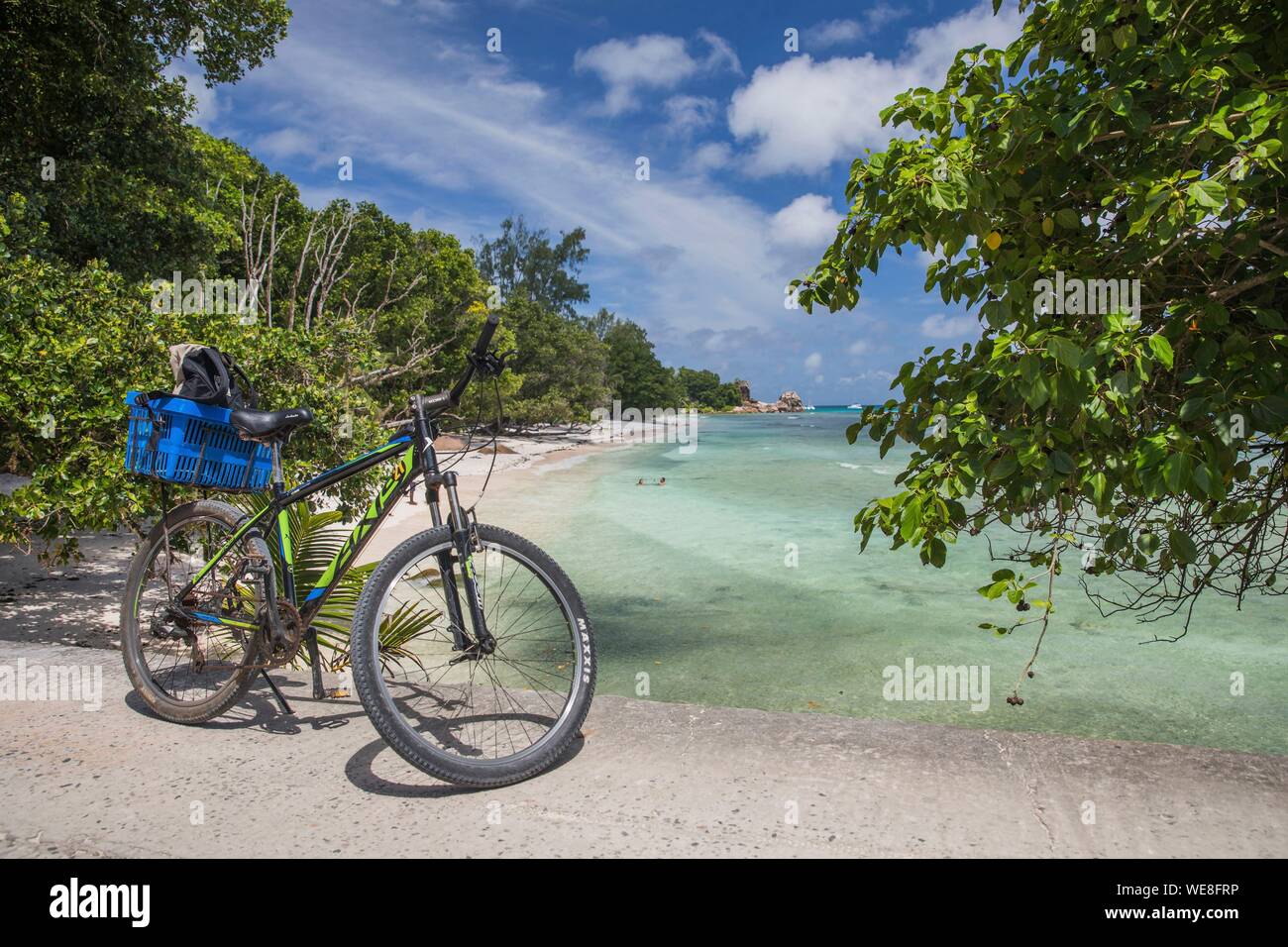 Seychelles, La Digue, la plage d'Anse sévère, avec le vélo Banque D'Images