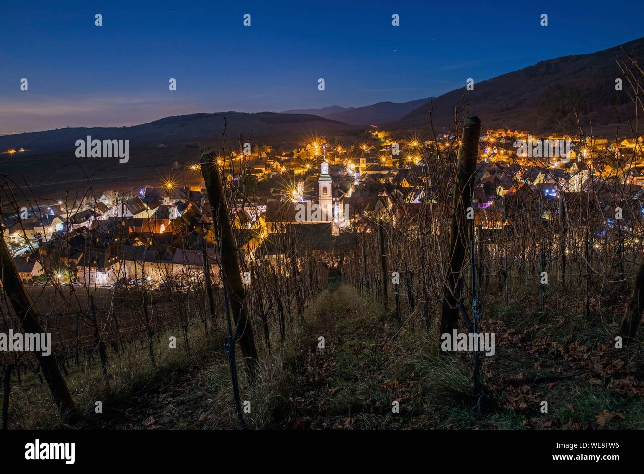 France, Alsace, Route des Vins d'Alsace, Riquewihr étiqueté Les Plus Beaux Villages de France (l'un des plus beaux villages de France), le village de nuit en hiver Banque D'Images