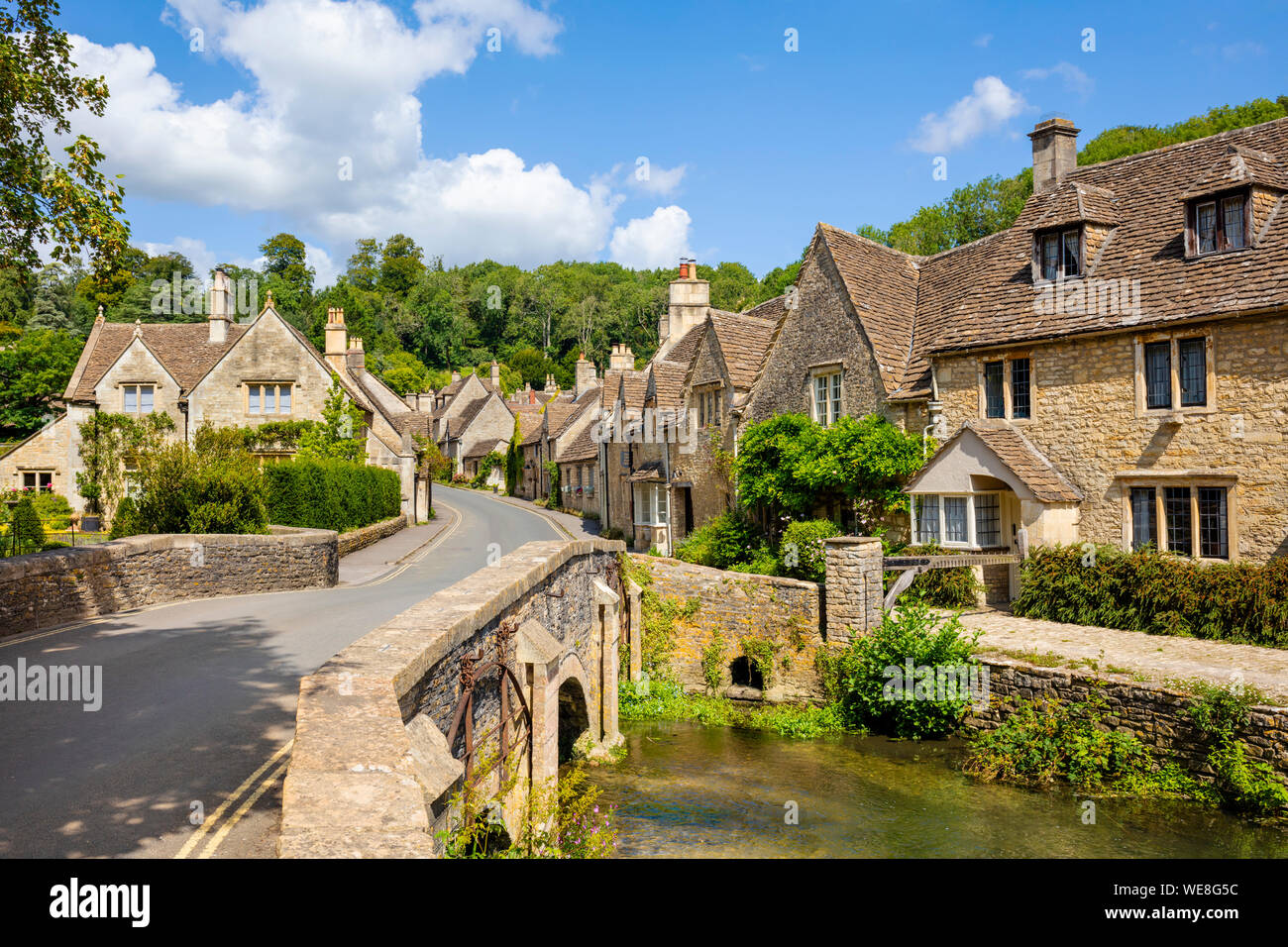 Castle Combe lane avec de l'eau pont sur le par Brook sur la rue Castle Combe Castle Combe Cotswolds Wiltshire village england gb uk Europe Banque D'Images