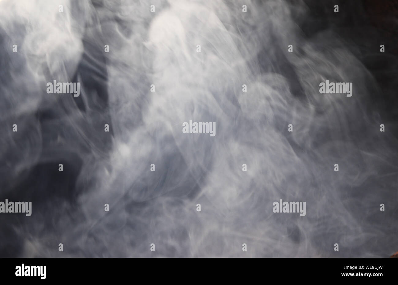 La brume blanche floue ou la fumée ou vapeur sur fond noir, la pollution et l'incendie Banque D'Images