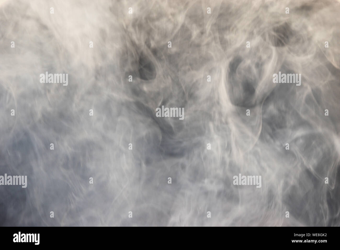 La brume blanche floue ou la fumée ou vapeur sur fond noir, la pollution et l'incendie Banque D'Images