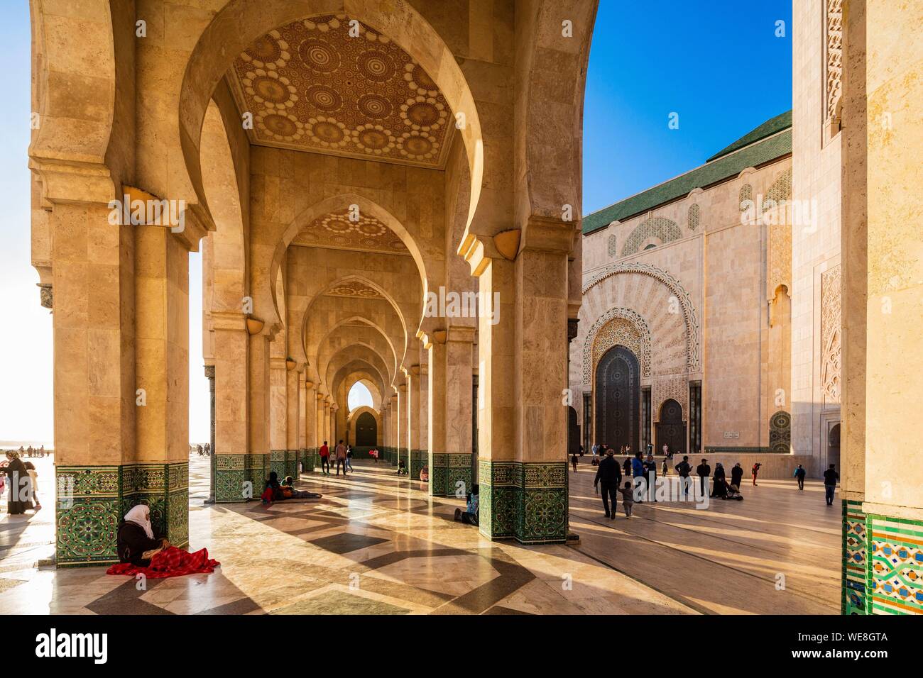 Maroc, Casablanca, le parvis de la mosquée Hassan II. Banque D'Images