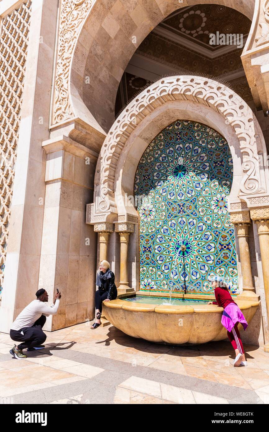 Maroc, Casablanca, fontaine sur le parvis de la mosquée Hassan II. Banque D'Images