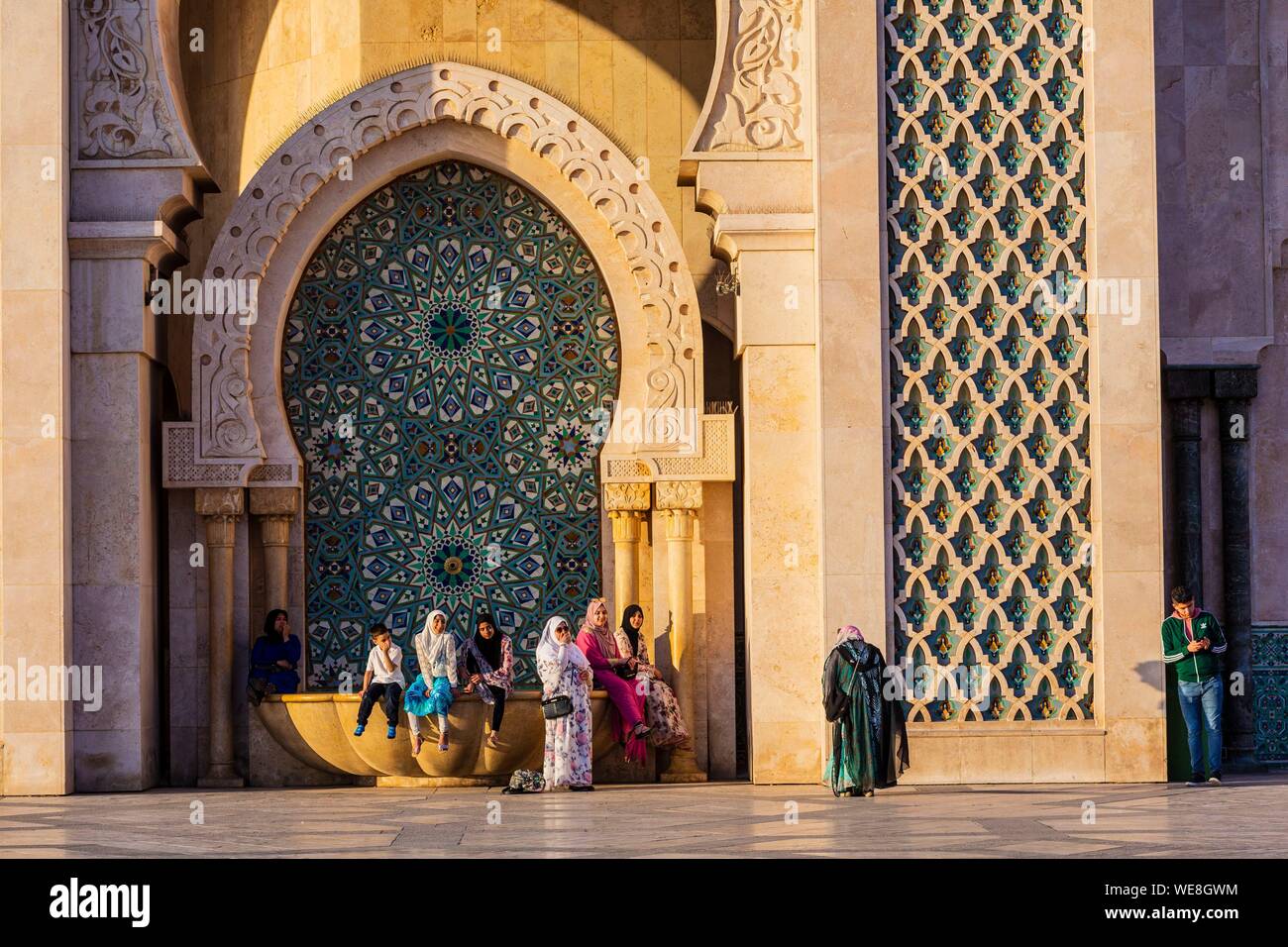 Maroc, Casablanca, fontaine sur le parvis de la mosquée Hassan II. Banque D'Images