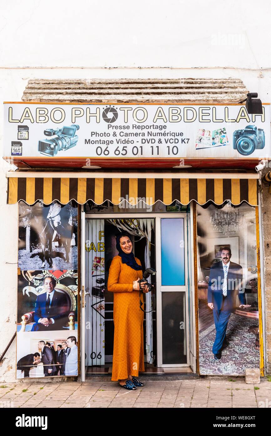 Maroc, Casablanca, quartier des Habous, Zineb devant son photographe shop Banque D'Images