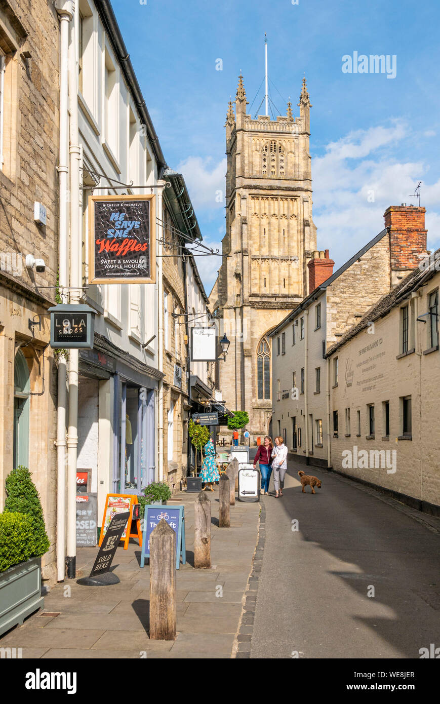 Black Jack Street Cirencester et église Saint-Jean-Baptiste du centre-ville de Cirencester Cirencester Wiltshire england uk go Europe Banque D'Images