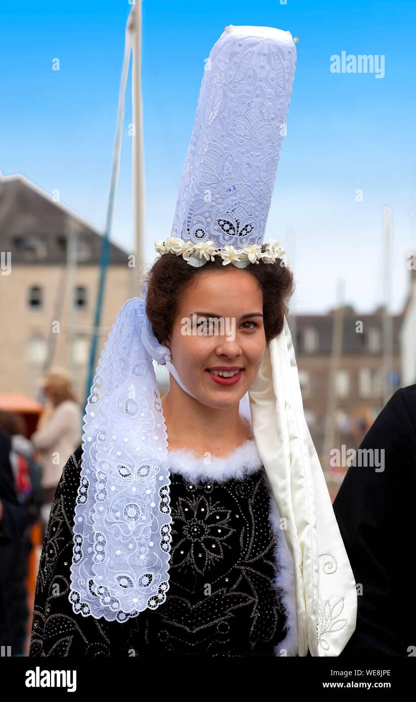 La France, Finistère, Pont l'Abbe festival broderie, Cercle Breizh un galon de Plovan, costume bigouden de mariée 1940 Banque D'Images