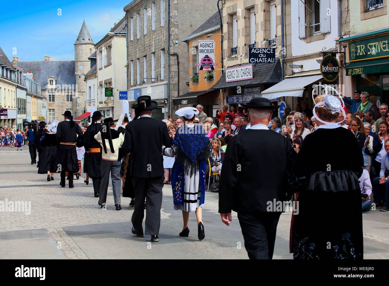 La France, Finistère, Pont l'Abbe festival broderie, défilé de la Breizh Cercle dans Galon de Plovan Banque D'Images