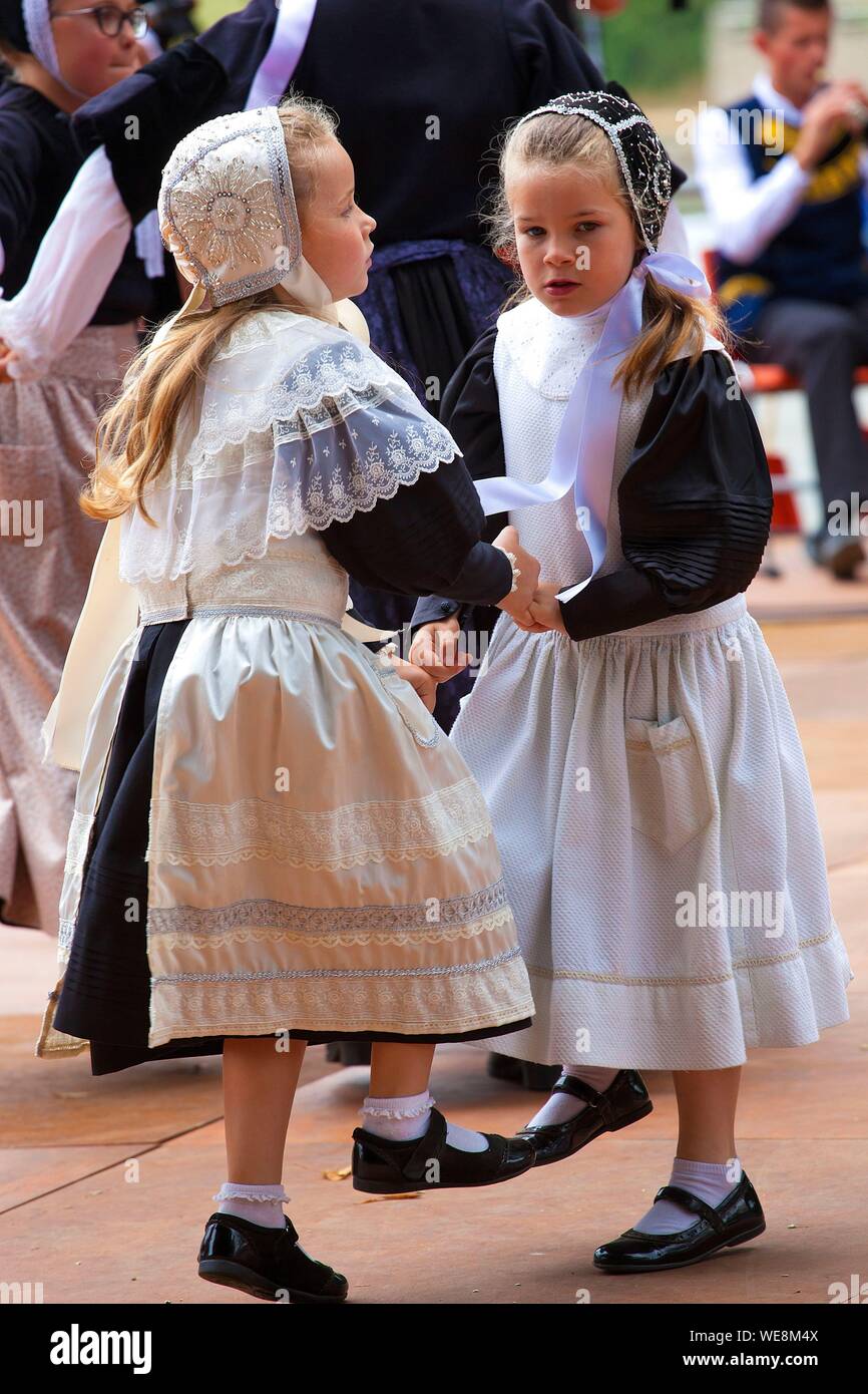 La France, Finistère, Pont l'Abbe festival broderie, aire de danses du Bagad Kelc'h Keltieg Cercle de Combrit Banque D'Images