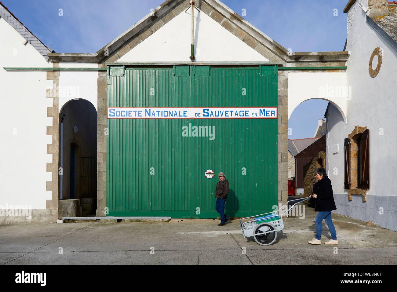 France, Manche, mer d'Iroise, Iles du ponant, Parc Naturel Régional d'Armorique (Parc Naturel Régional d'Armorique), Ile de Sein, étiqueté Les plus beaux de France (le plus beau village de France), sans une voiture sur l'île, l'assurance et le matériel sont transportés à des chariots Banque D'Images