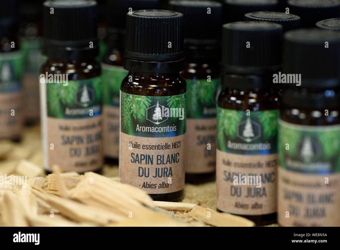 France, Doubs, Besancon, Aromacomtois, producteur d'huiles essentielles de bois Jura par distillation, l'agriculture biologique, la boutique, les bouteilles de l'épinette blanche du Jura Banque D'Images