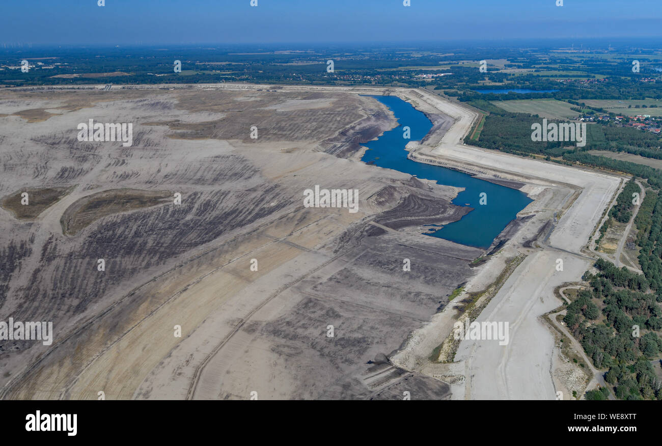 Cottbus, Allemagne. Août 23, 2019. L'ancienne mine de lignite à ciel ouvert en premier plan Cottbus-Nord (vue aérienne d'un avion). La vaste zone au premier plan sera l'avenir de la mer Baltique de Cottbus. L'inondation de l'ancienne Cottbus-Nord mine à ciel ouvert a commencé à la mi-avril 2019. Le lac artificiel sera plus tard ont une surface de l'eau de 19 kilomètres carrés. Crédit : Patrick Pleul/dpa-Zentralbild/ZB/dpa/Alamy Live News Banque D'Images