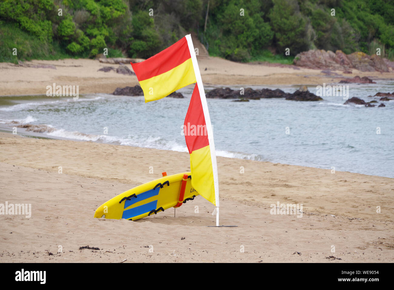 La sécurité des sauveteurs d'un drapeau et d'une planche de surf sur Coldingham Bay sur la côte de la mer du Nord sur l'Ecosse Banque D'Images