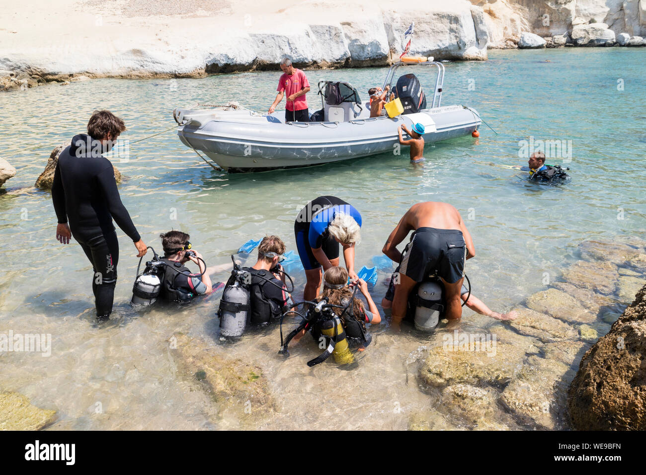 Les plongeurs se préparent à plonger dans la mer Banque D'Images