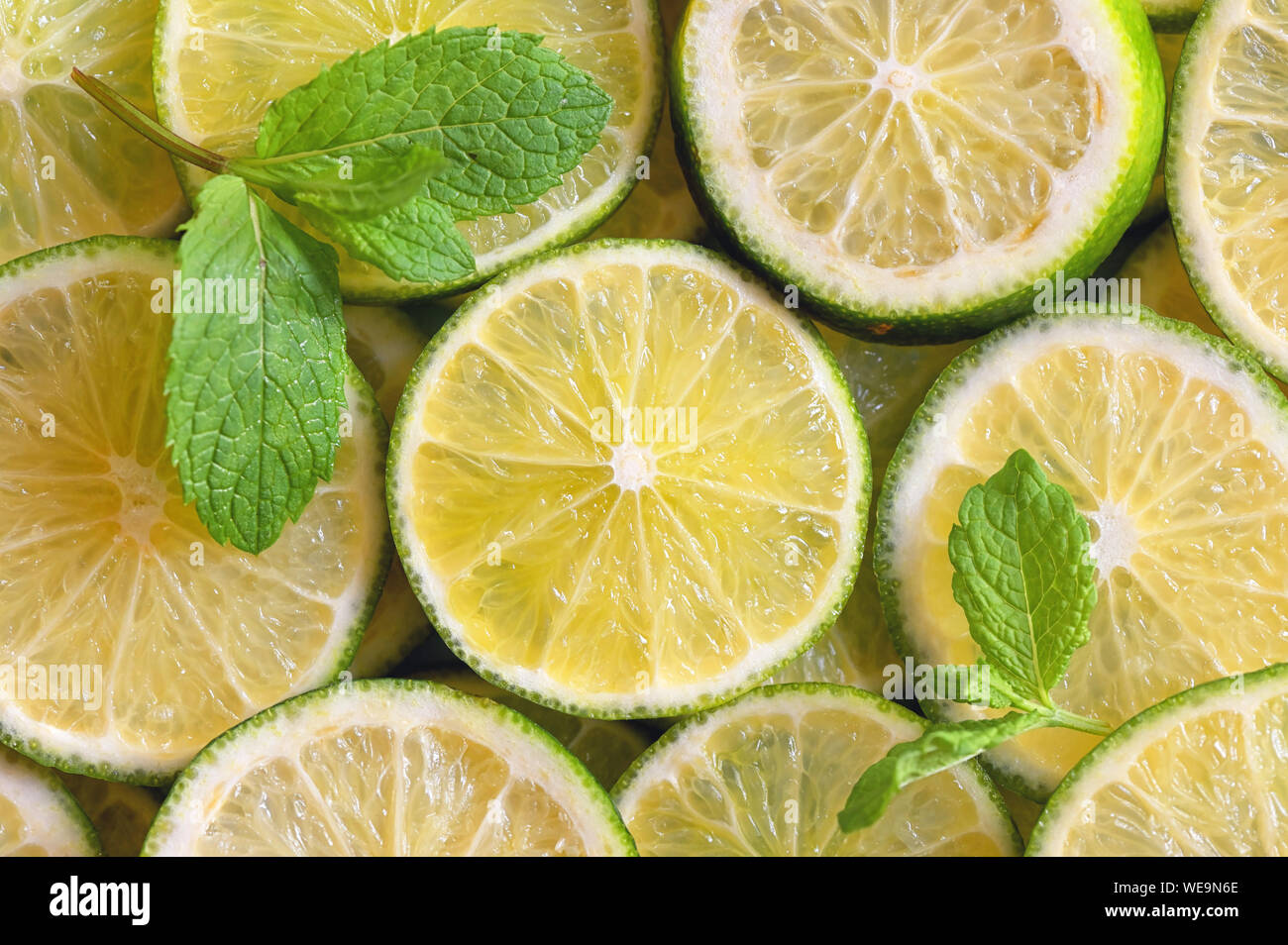 Tranches de citron et feuilles de menthe en arrière-plan Banque D'Images