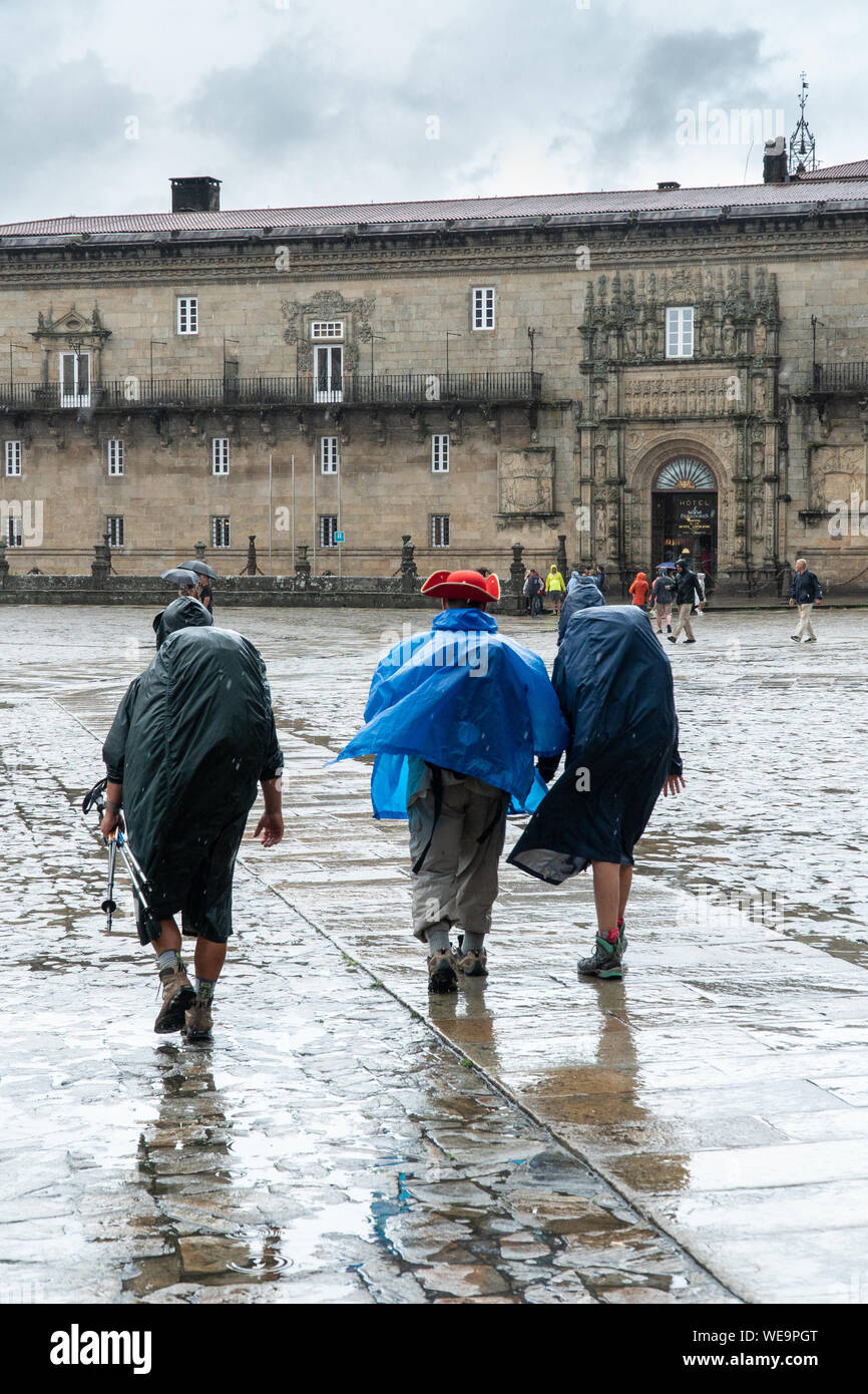 La Marche des pèlerins sur jour de pluie à vieille ville de Santiago de Compostela. Pèlerinage ou tourisme sur rainy day concept Banque D'Images