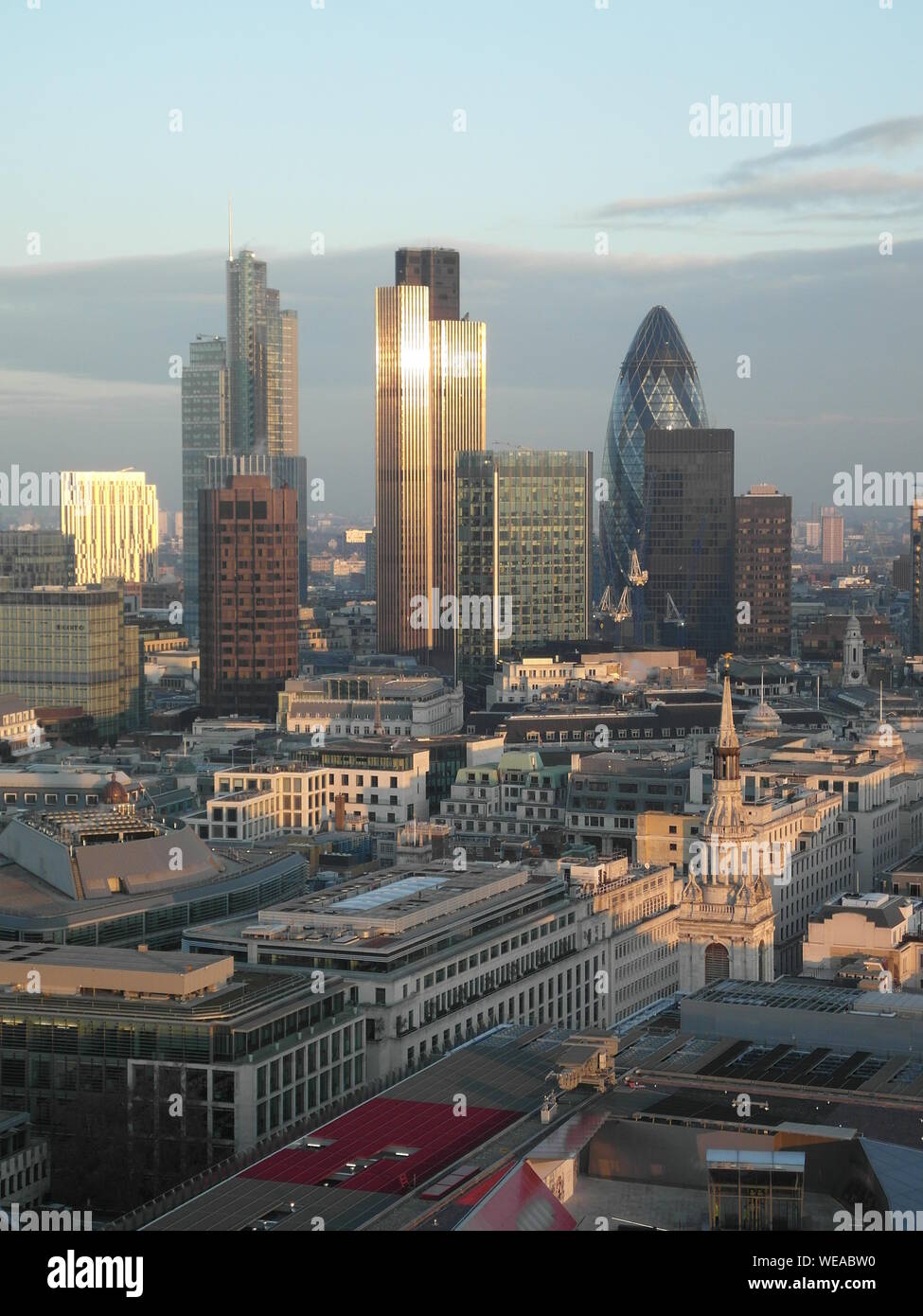 VUE SUR LA VILLE DE LONDRES DEPUIS LA CATHÉDRALE SAINT-PAUL AVEC LE SOLEIL D'HIVER REFLÉTÉ PAR LE BÂTIMENT TOWER 42. L'ÉDIFICE GHERKIN À DROITE DE LA TOUR 42 ET LA TOUR HERON À GAUCHE DE LA TOUR 42. QUARTIER FINANCIER DE LONDRES. SERVICES FINANCIERS. CAPITALES. CAPITALE DU ROYAUME-UNI. Page du portefeuille de Russell Moore. Banque D'Images